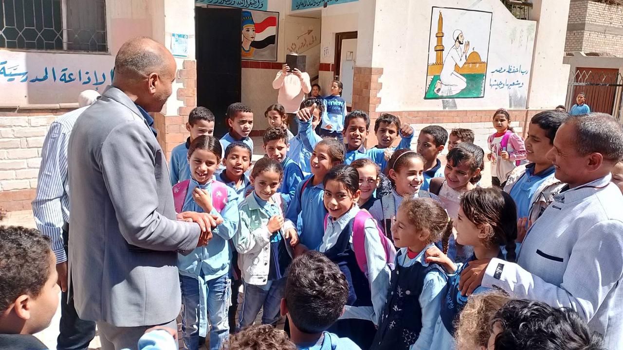 بعد ترند بنحبك يااستاذ سيد.. رئيس مدينة سمالوط يكرم سيد صميدة مدير مدرسة عبد القوي صالح - الخليج الان