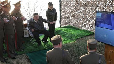 بحضور كيم جونج أون.. كوريا الشمالية تجري تجارب صاروخية جديدة - الخليج الان