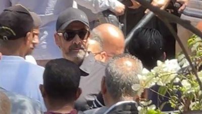 أبرزهم كريم عبد العزيز.. نجوم الفن يواسون منة شلبي في جنازة والدها - الخليج الان