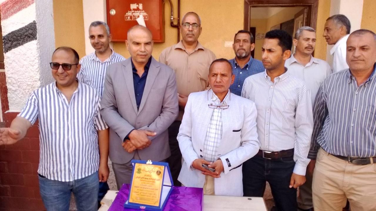 بعد ترند بنحبك يااستاذ سيد.. رئيس مدينة سمالوط يكرم سيد صميدة مدير مدرسة عبد القوي صالح - الخليج الان