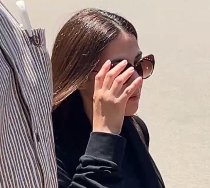 أبرزهم كريم عبد العزيز.. نجوم الفن يواسون منة شلبي في جنازة والدها - الخليج الان