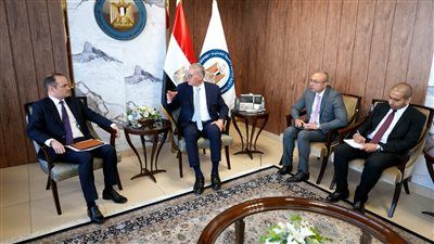 تعزيز التعاون مع «أباتشي».. البترول تبحث رفع الكفاءة وزيادة الإنتاج بالصحراء الغربية - الخليج الان