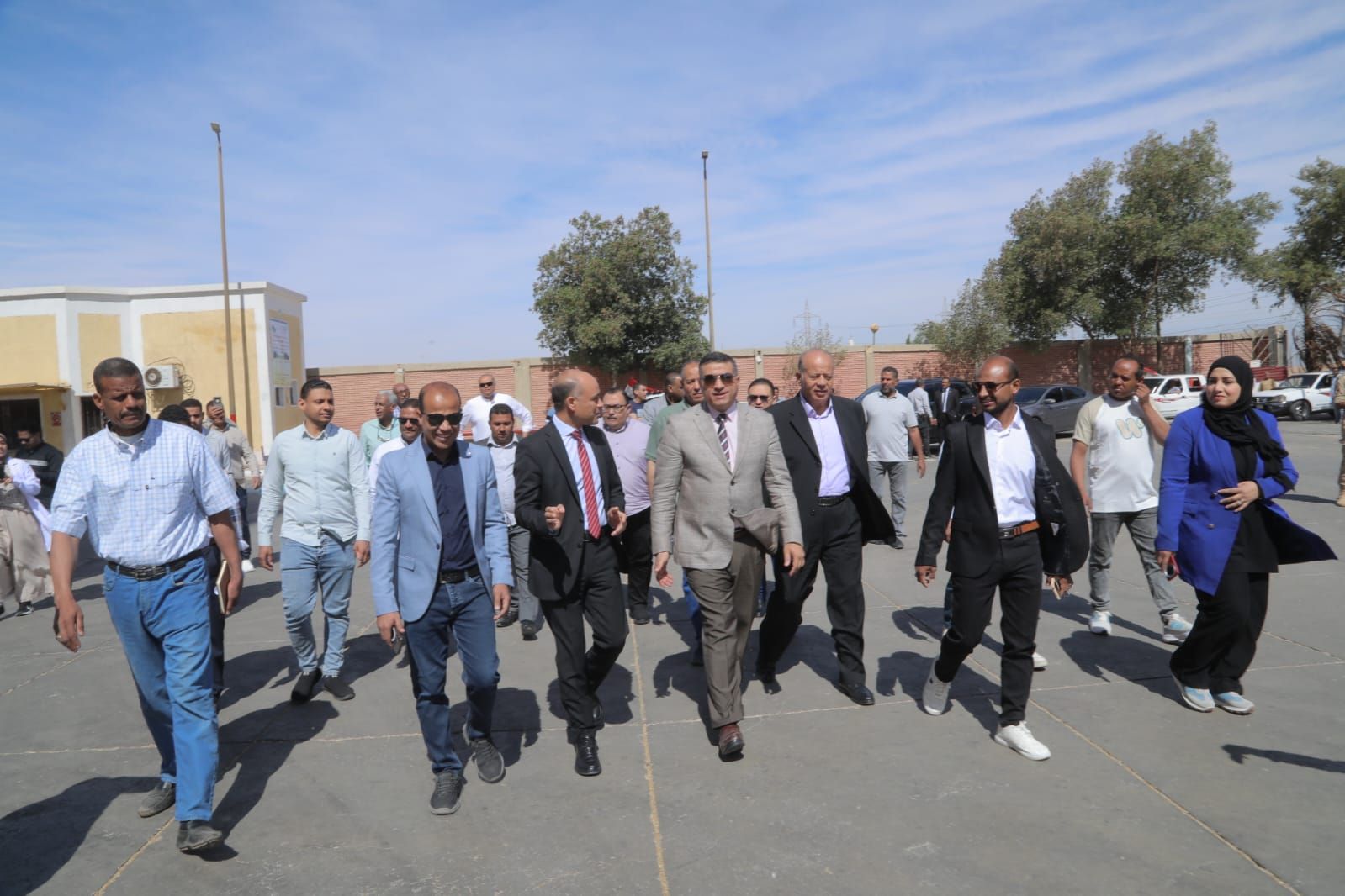 محافظ قنا يطلق إشارة بدء موسم حصاد القمح ويتفقد صومعة الترامسة - الخليج الان