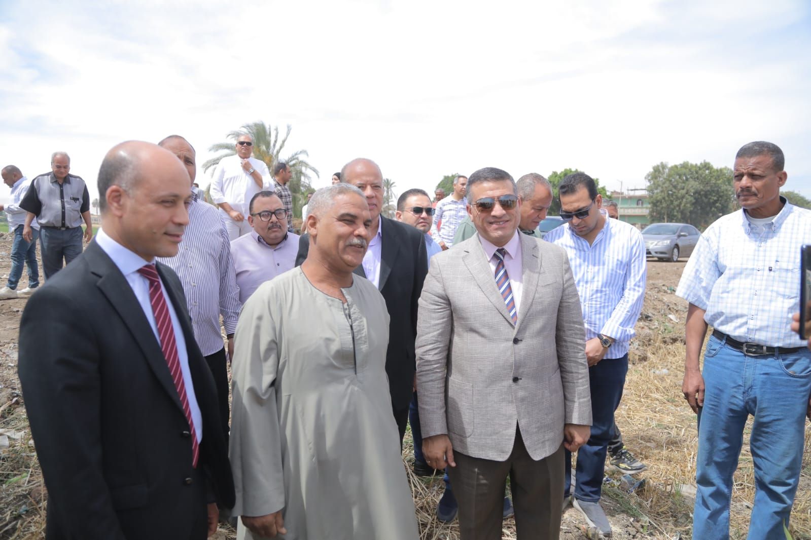 محافظ قنا يطلق إشارة بدء موسم حصاد القمح ويتفقد صومعة الترامسة - الخليج الان