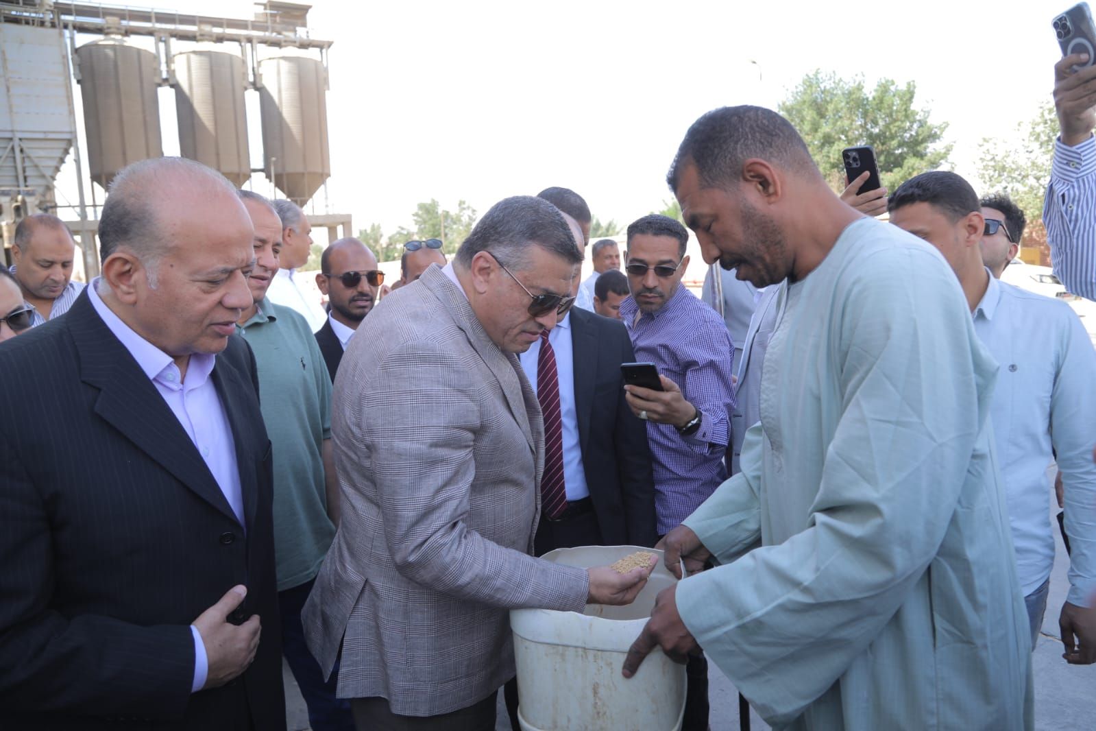 محافظ قنا يطلق إشارة بدء موسم حصاد القمح ويتفقد صومعة الترامسة - الخليج الان