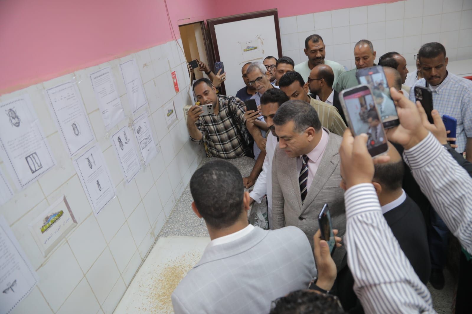 محافظ قنا يطلق إشارة بدء موسم حصاد القمح ويتفقد صومعة الترامسة - الخليج الان