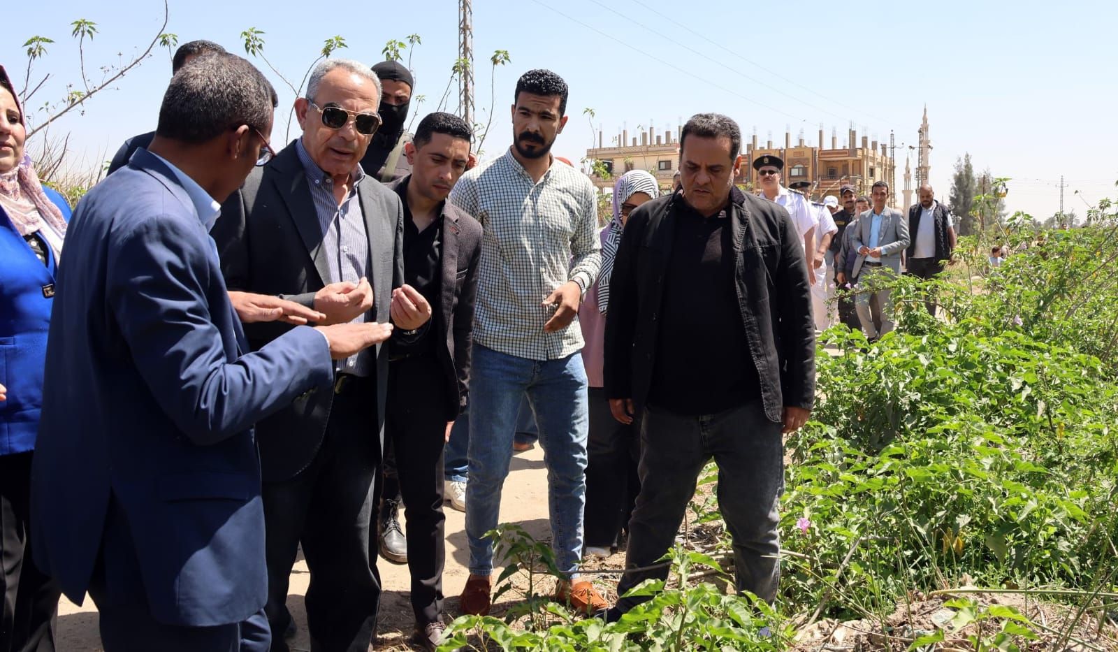 محافظ الإسماعيلية يتفقد محاور مرورية ومواقع خدمية بالقصاصين ويوجه بحلول عاجلة لتحسين الطرق والبنية التحتية - الخليج الان