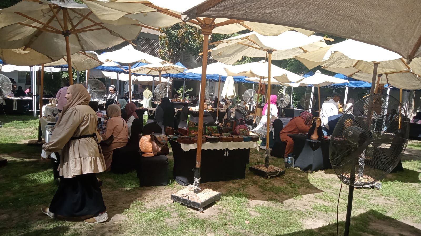 إبداع بأيادٍ مصرية.. خريجات مراكز التدريب المهني بوزارة العمل يعرضن منتجاتهن في بازار بوسط القاهرة - الخليج الان