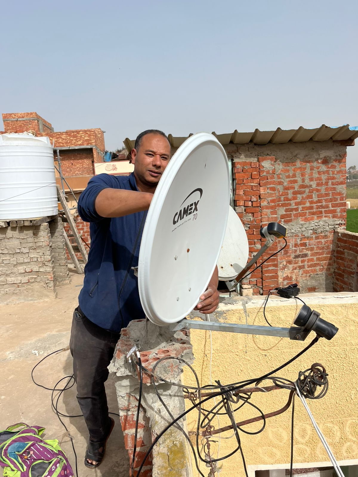 رزقي فوق السطوح .. حكاية رجب في صيانة شبكات التلفزيون في كفرالشيخ - الخليج الان