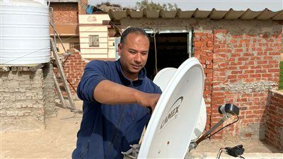 رزقي فوق السطوح .. حكاية رجب في صيانة شبكات التلفزيون في كفرالشيخ - الخليج الان