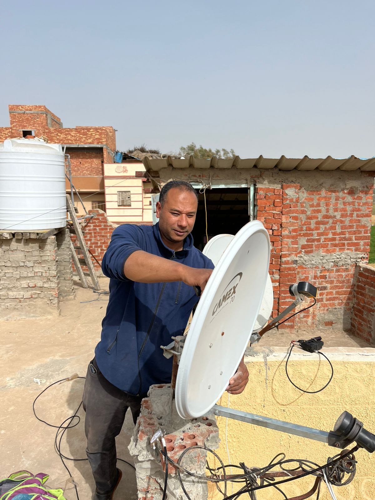 رزقي فوق السطوح .. حكاية رجب في صيانة شبكات التلفزيون في كفرالشيخ - الخليج الان
