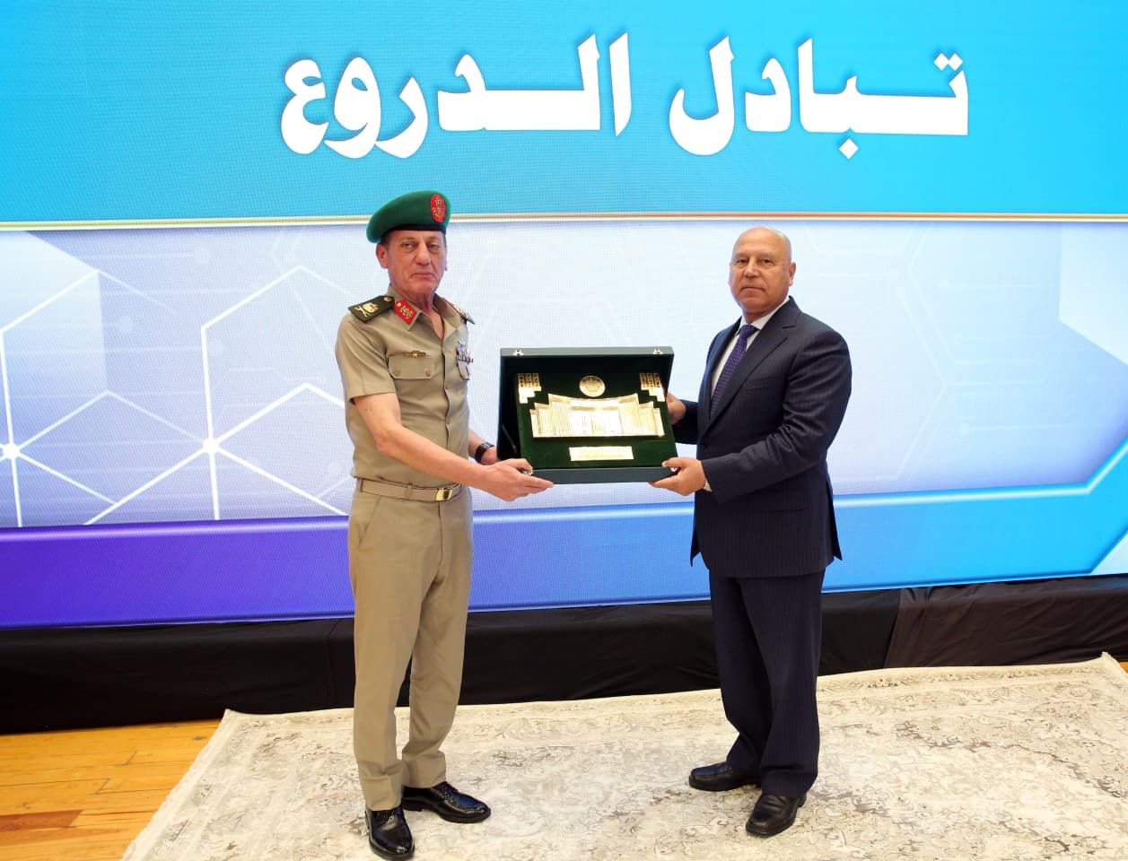 الأكاديمية العسكرية تنظم مراسم الاحتفال بتخرج دورات تدريبية للمرشحين للعمل بوزارة النقل - الخليج الان