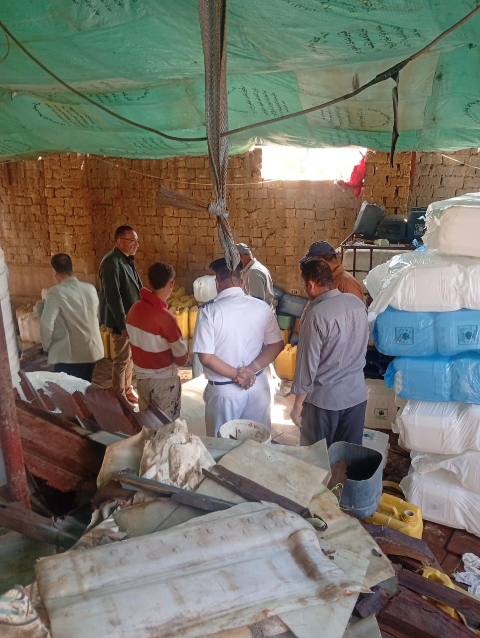 ضبط 15 طن أسمدة زراعية سائلة مجهولة المصدر بكيان مخالف لتعبئة المخصبات الزراعية بالمنوفية - الخليج الان