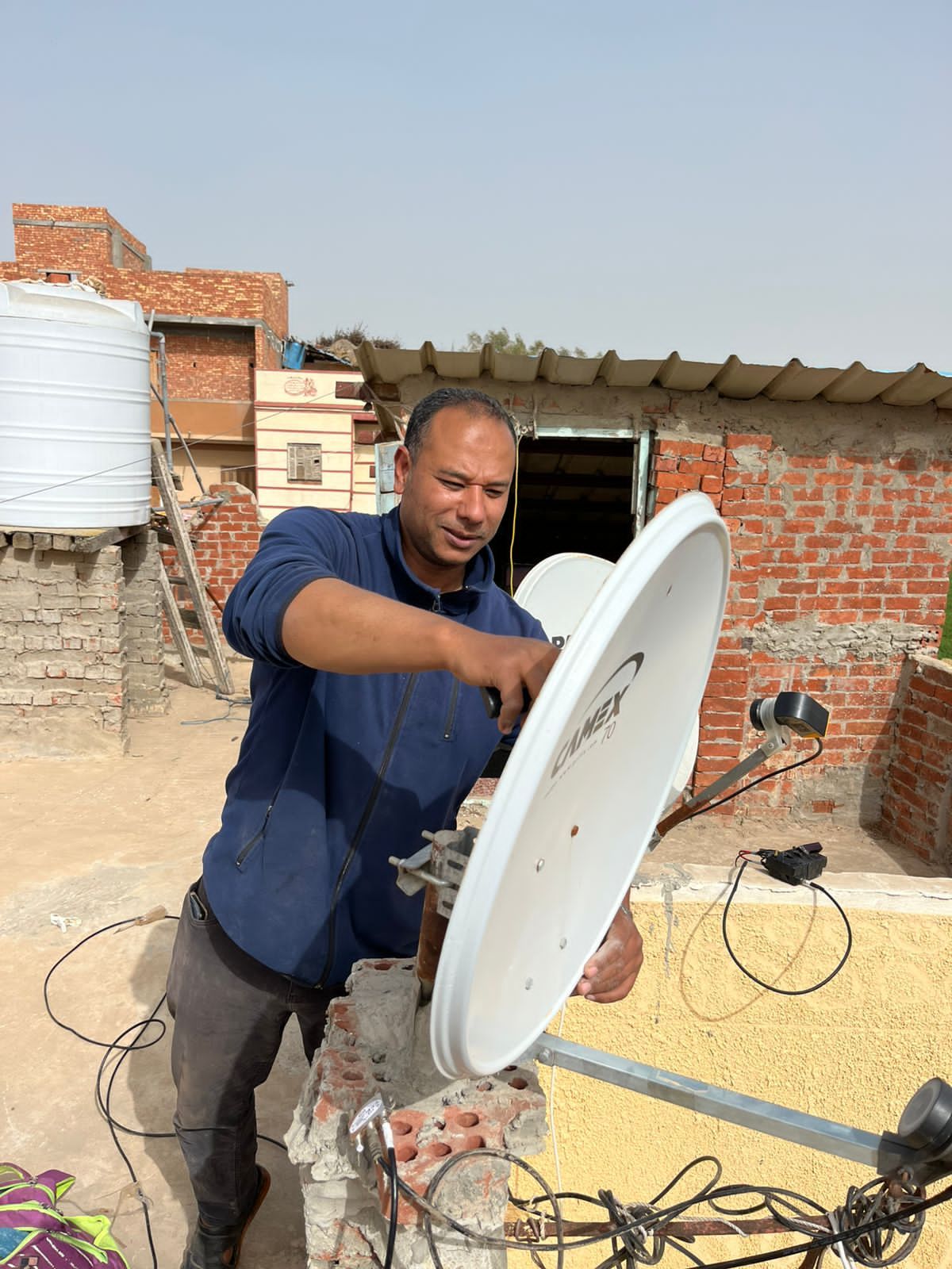 رزقي فوق السطوح .. حكاية رجب في صيانة شبكات التلفزيون في كفرالشيخ - الخليج الان