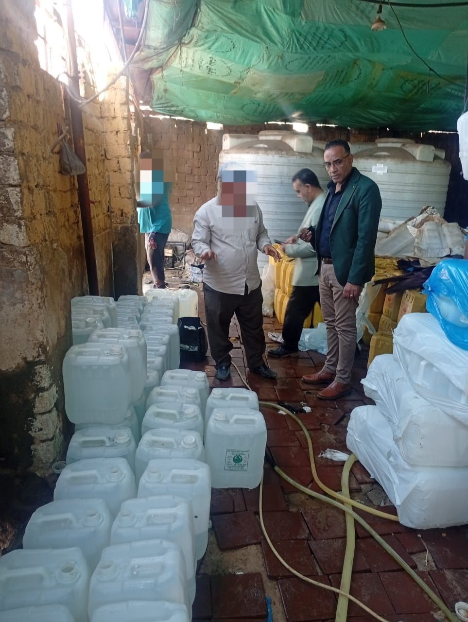 ضبط 15 طن أسمدة زراعية سائلة مجهولة المصدر بكيان مخالف لتعبئة المخصبات الزراعية بالمنوفية - الخليج الان