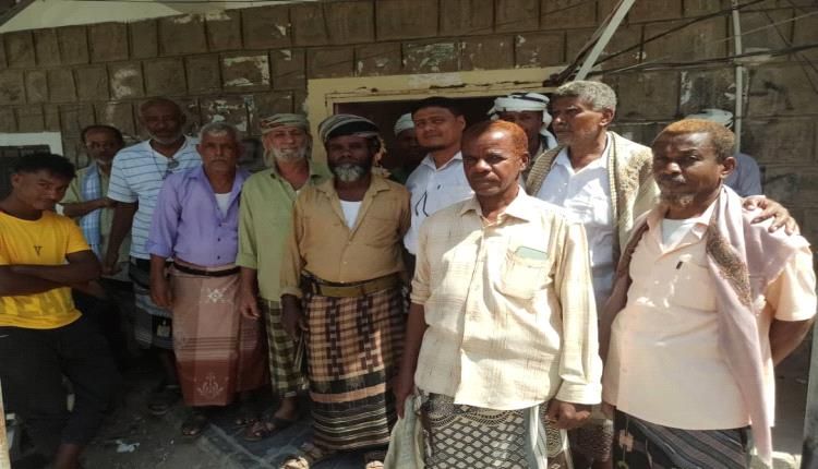 وقفة احتجاجية لعقال الحارات بالحوطة للمطالبة باعادة فتح نشاط فرع الاحوال المدنية بالمديرية