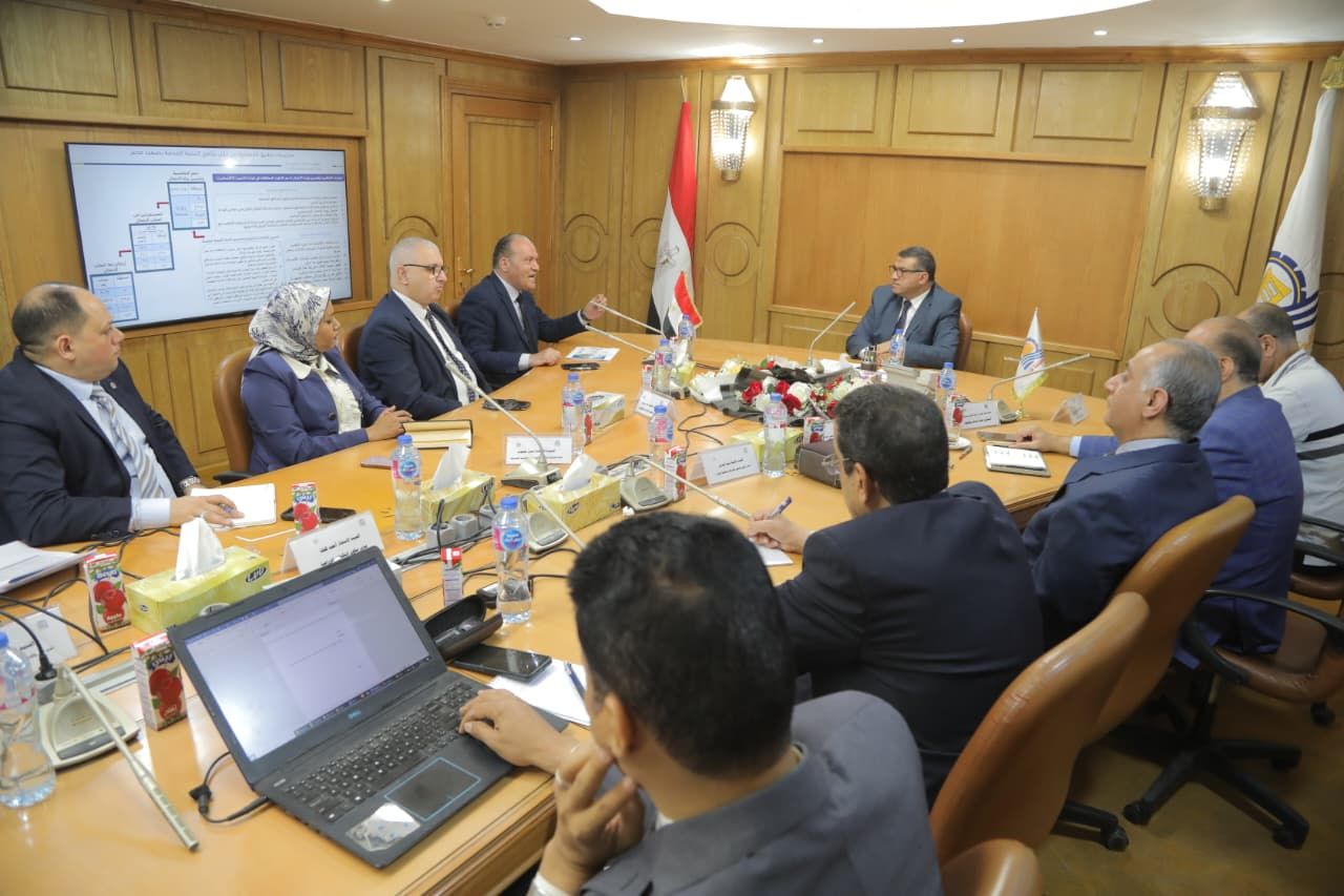 محافظ قنا يستقبل مساعد وزير التنمية لاستعراض انجازات برنامج التنمية المحلية بصعيد مصر - الخليج الان