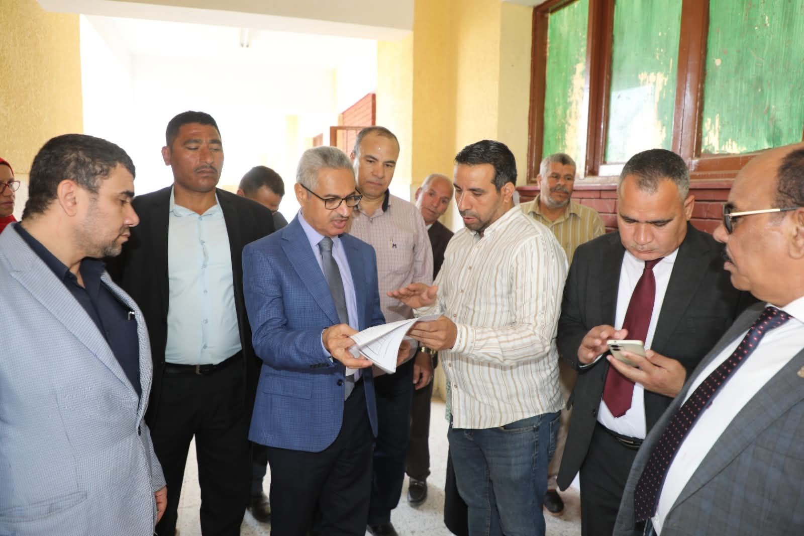 محافظ بني سويف يُفاجئ مدرسة بإهناسيا: الانضباط داخل الفصول أولوية ومتابعة مستمرة للعملية التعليمية - الخليج الان