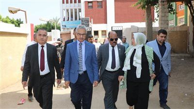 محافظ بني سويف يُفاجئ مدرسة بإهناسيا: الانضباط داخل الفصول أولوية ومتابعة مستمرة للعملية التعليمية - الخليج الان
