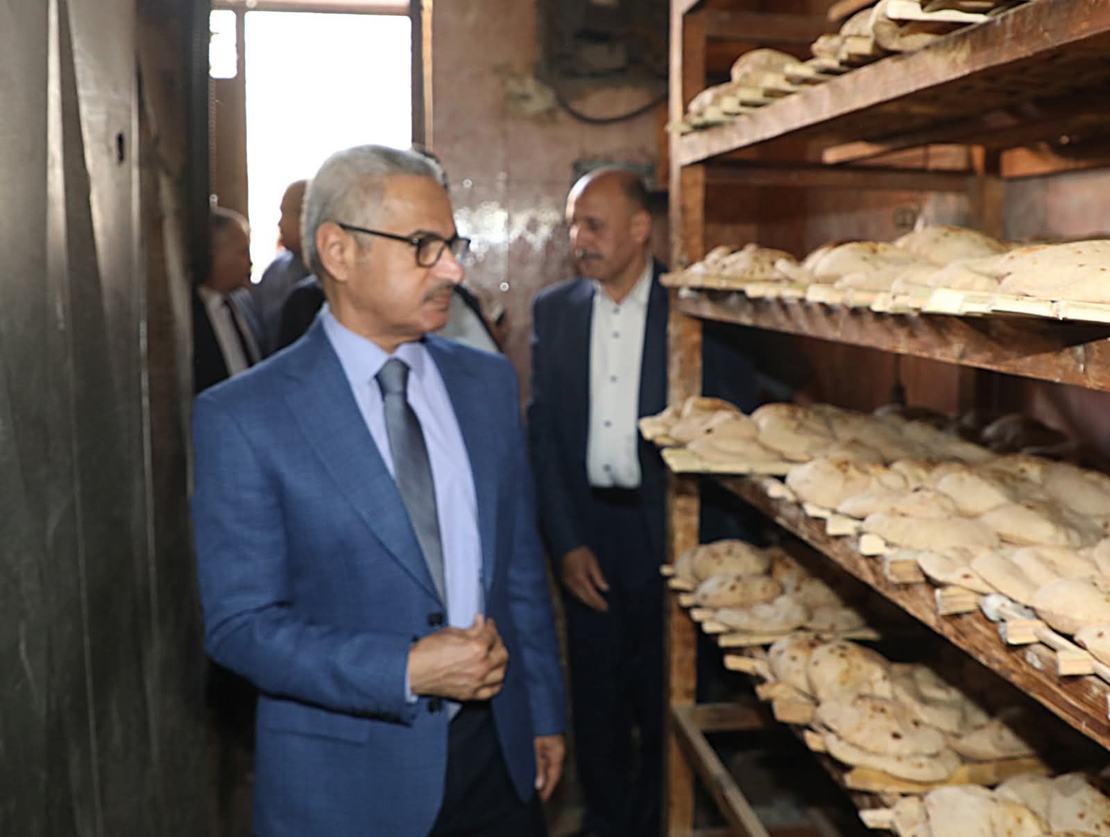 محافظ بني سويف يُفاجئ مخبزًا بإهناسيا ويشدد على توقيع غرامات بعد رصد نقص وزن الرغيف 10 جرام و مخالفات إدارية - الخليج الان