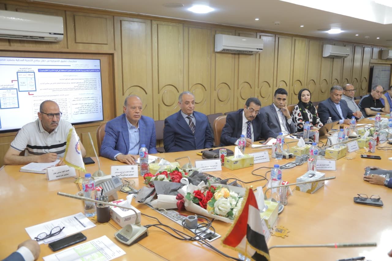 محافظ قنا يستقبل مساعد وزير التنمية لاستعراض انجازات برنامج التنمية المحلية بصعيد مصر - الخليج الان