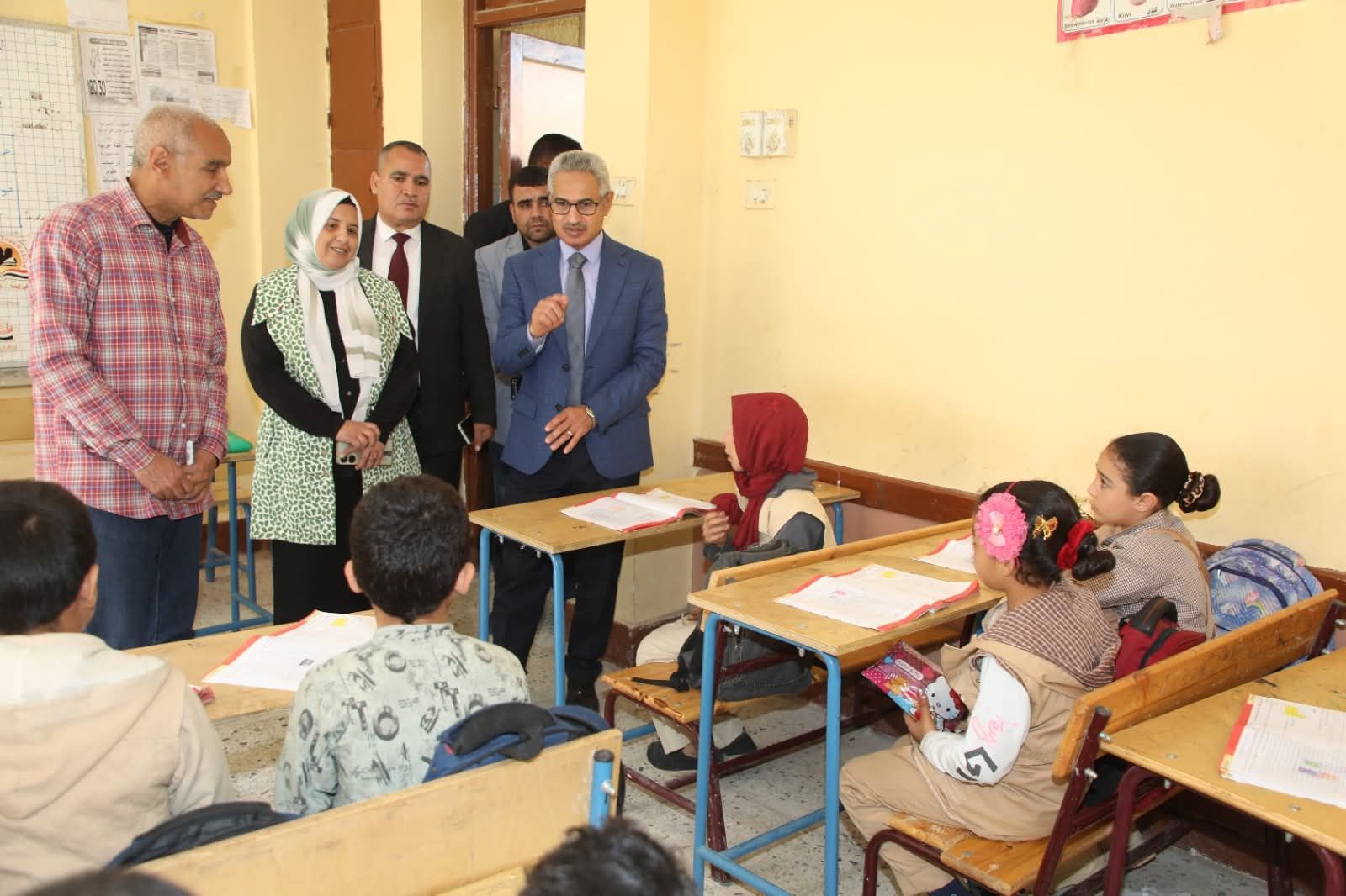 محافظ بني سويف يُفاجئ مدرسة بإهناسيا: الانضباط داخل الفصول أولوية ومتابعة مستمرة للعملية التعليمية - الخليج الان