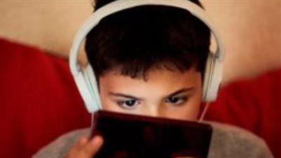 خبراء يحذرون: 4 ساعات خلف الشاشات تدمر عقل طفلك كيف نحميهم؟ - الخليج الان