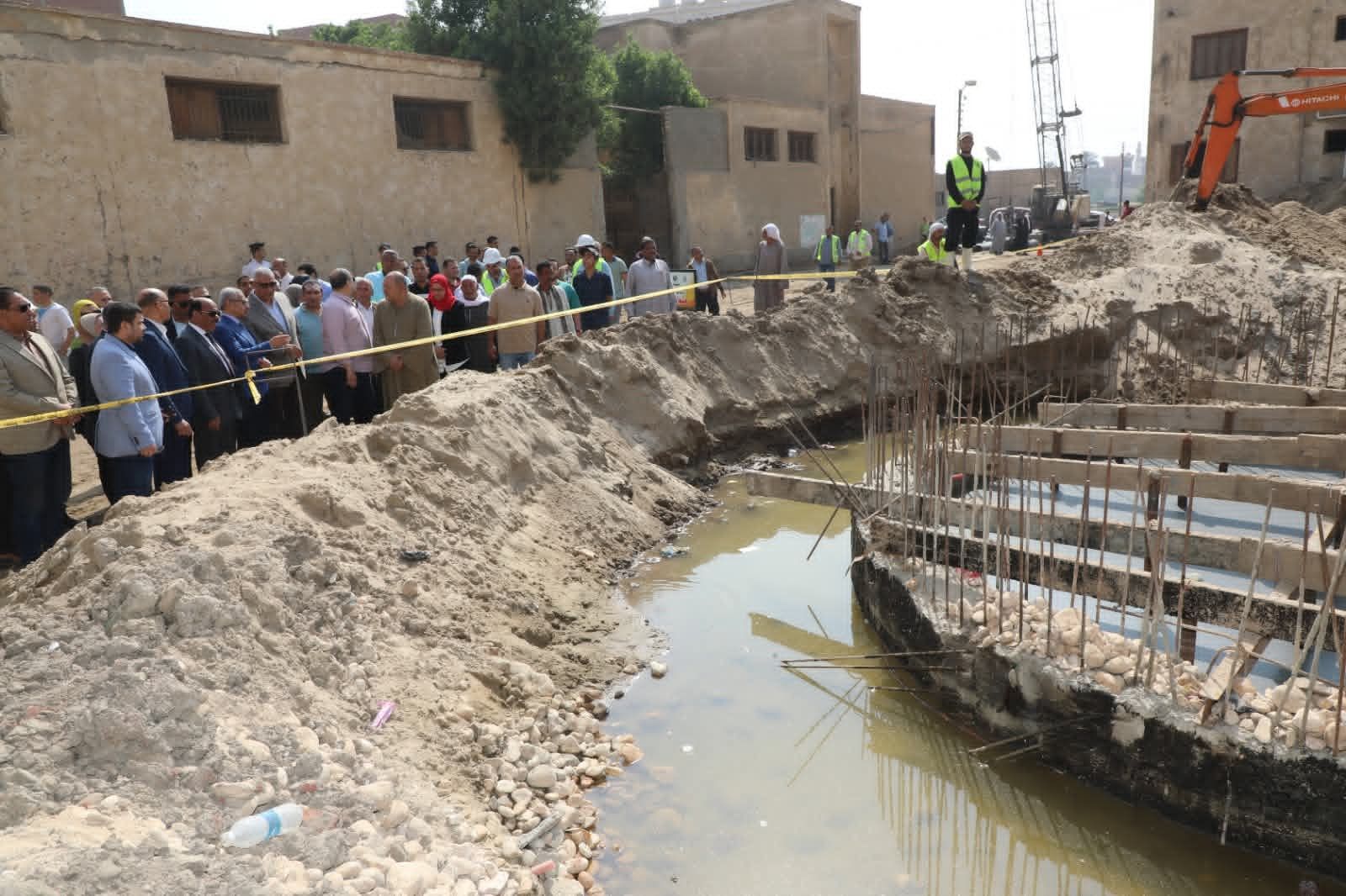 محافظ بني سويف يتفقد سير العمل بمشروع الصرف الصحي بقرية منهرو بنظام المشاركة المجتمعية - الخليج الان