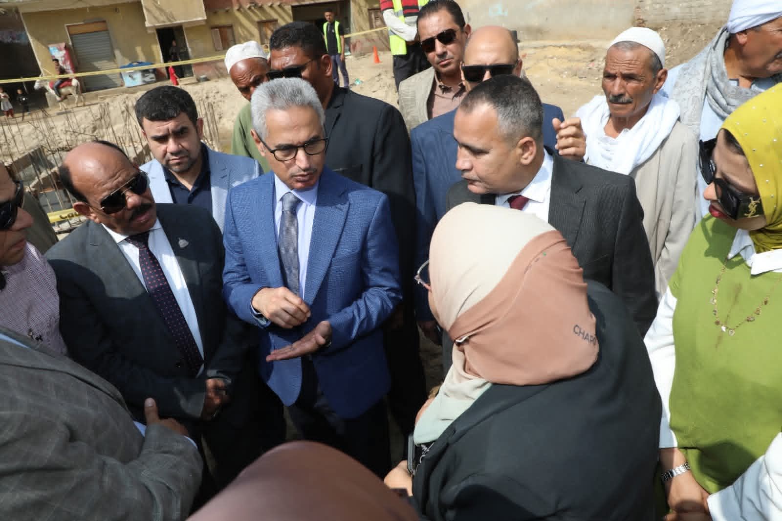 محافظ بني سويف يتفقد سير العمل بمشروع الصرف الصحي بقرية منهرو بنظام المشاركة المجتمعية - الخليج الان