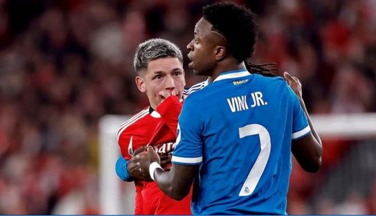 فيفا يقر "قانون فينيسيوس" ويشدد العقوبات ضد السلوكيات العنصرية في الملاعب - الخليج الان