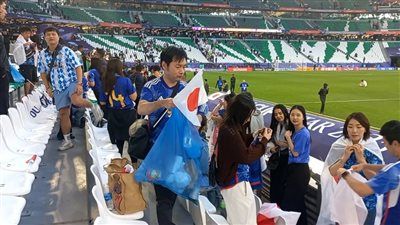 سر تنظيف جماهير اليابان للمدرجات بعد المباريات.. عادة تربوية وثقافة لا تزعج الآخرين - الخليج الان