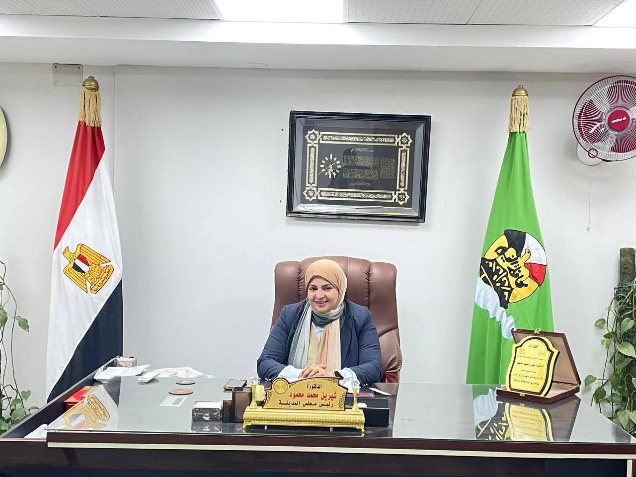 بسبب الرياح الشديدة.. مياه بحيرة قارون تندفع إلى الطريق واستجابة عاجلة من مركز ومدينة إبشواي لاحتواء الموقف - الخليج الان