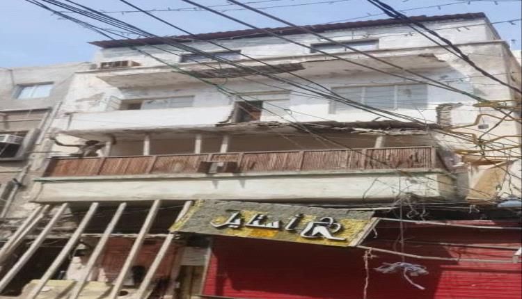 عدن.. أشغال صيرة يزيل بلكونة مهددة بالانهيار بمبنى سكني في احد اسواق المديرية