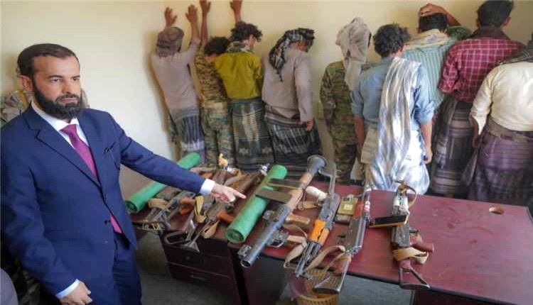 محافظ أبين يتدخل ميدانيًا لاحتواء تقطع مسلح بحسان واعتقال المتورطين