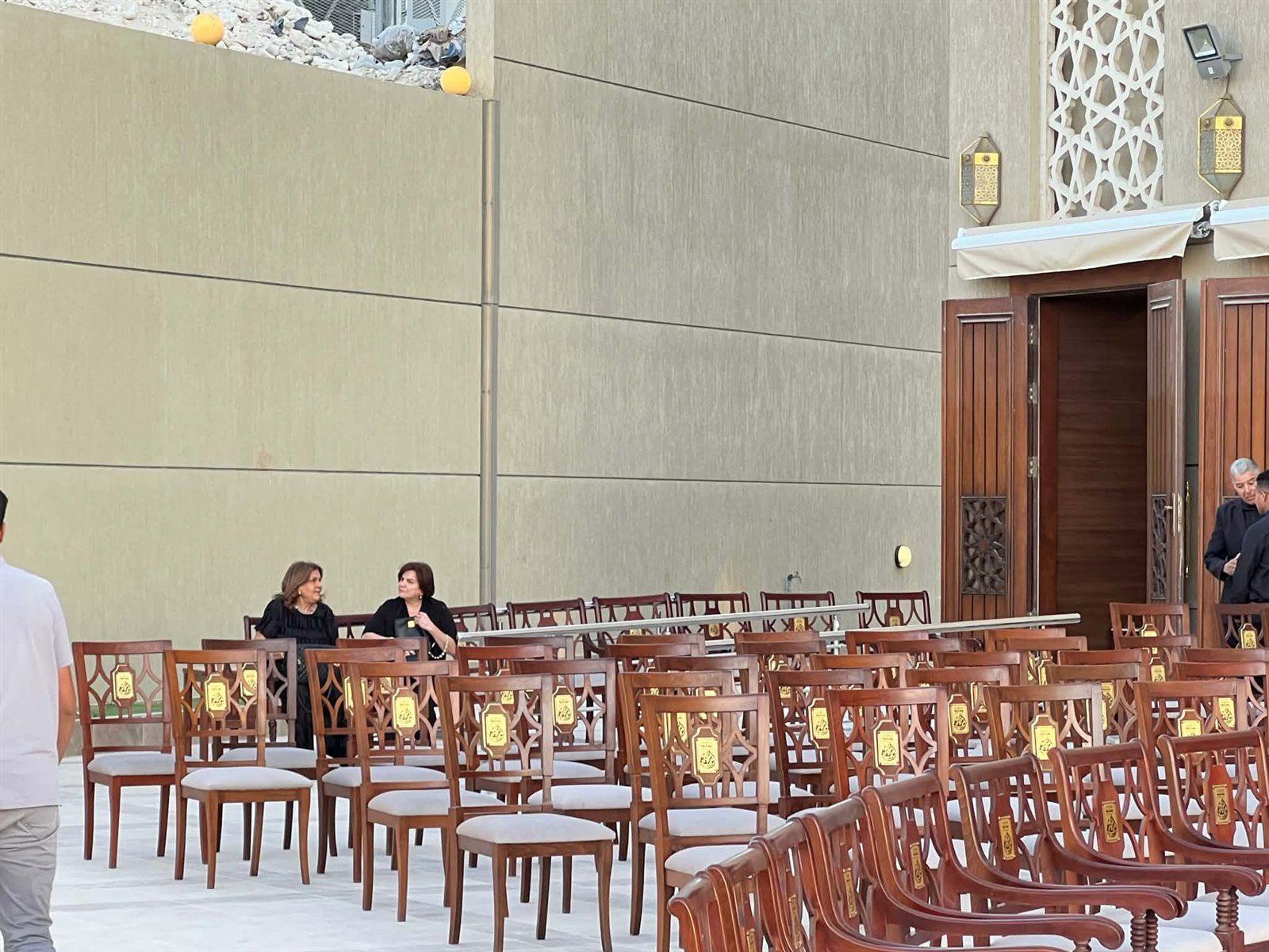طائرة درون ولافتة بـ "نسيانك صعب أكيد".. اللقطات الأولى من عزاء هاني شاكر - الخليج الان