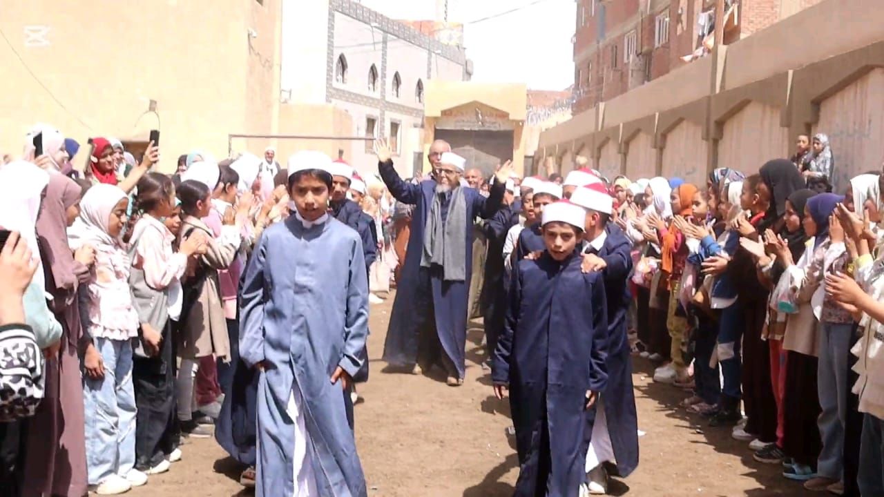 “لبيك اللهم لبيك”.. طلاب الأزهر يصنعون ممرًا شرفيًا مهيبًا لتكريم “أمين المعهد” ببني سويف لبلوغه سن المعاش - الخليج الان