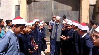“لبيك اللهم لبيك”.. طلاب الأزهر يصنعون ممرًا شرفيًا مهيبًا لتكريم “أمين المعهد” ببني سويف لبلوغه سن المعاش - الخليج الان