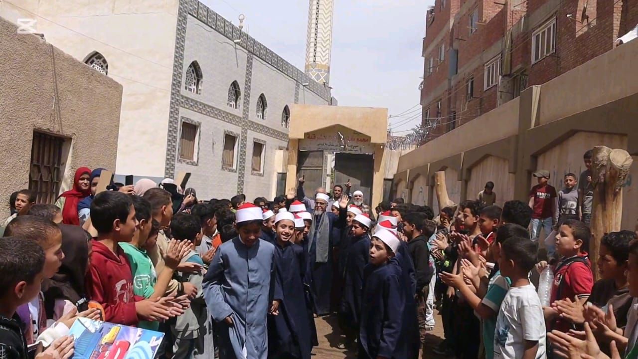 “لبيك اللهم لبيك”.. طلاب الأزهر يصنعون ممرًا شرفيًا مهيبًا لتكريم “أمين المعهد” ببني سويف لبلوغه سن المعاش - الخليج الان