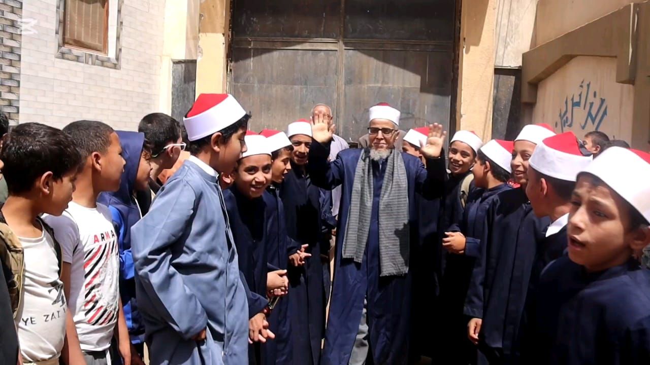 “لبيك اللهم لبيك”.. طلاب الأزهر يصنعون ممرًا شرفيًا مهيبًا لتكريم “أمين المعهد” ببني سويف لبلوغه سن المعاش - الخليج الان
