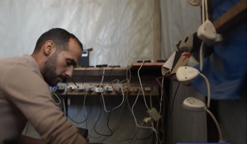 بـ«لوح شمسي واحد».. كيف أنقذت «خيمة محمد» للشحن مئات الفلسطينيين من العزلة في غزة؟ - الخليج الان