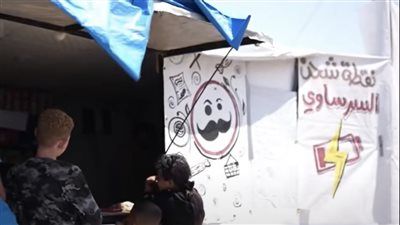بـ«لوح شمسي واحد».. كيف أنقذت «خيمة محمد» للشحن مئات الفلسطينيين من العزلة في غزة؟ - الخليج الان