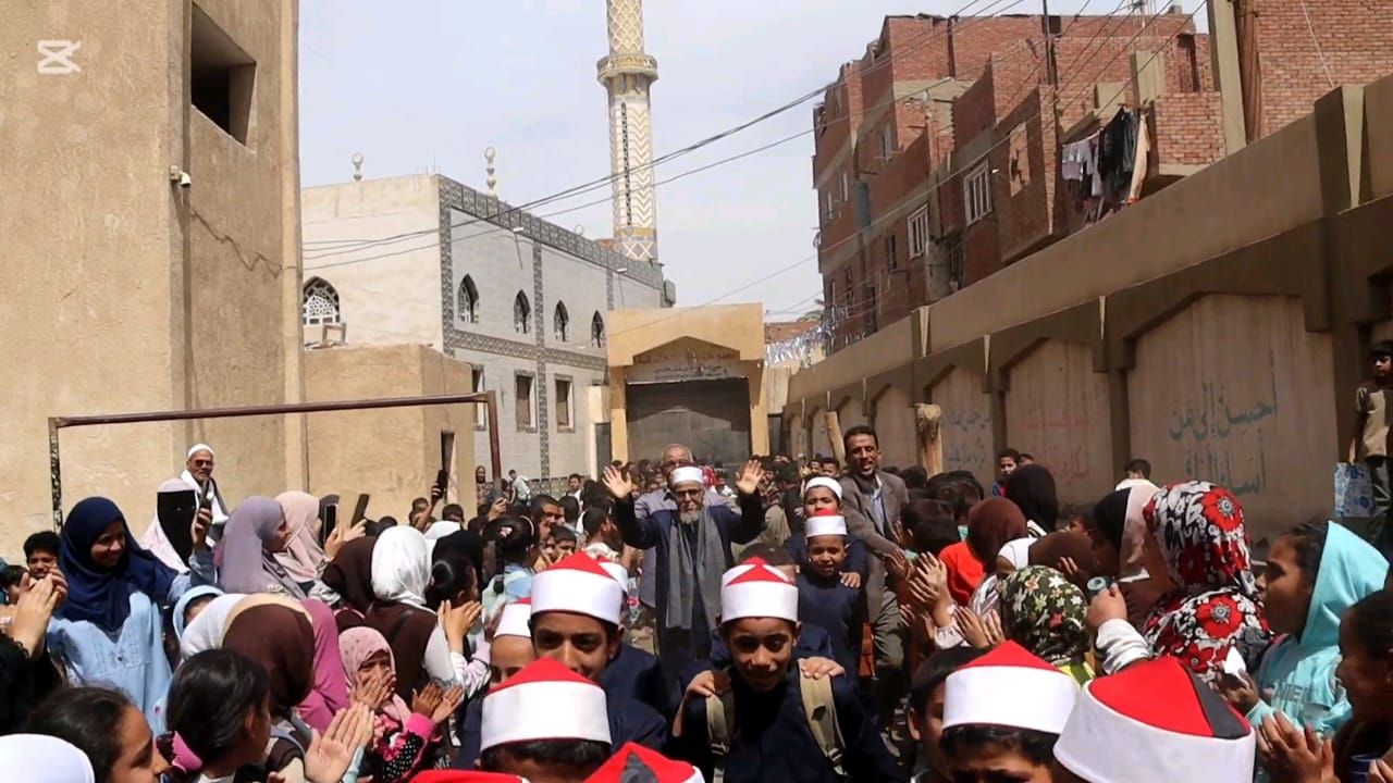 “لبيك اللهم لبيك”.. طلاب الأزهر يصنعون ممرًا شرفيًا مهيبًا لتكريم “أمين المعهد” ببني سويف لبلوغه سن المعاش - الخليج الان