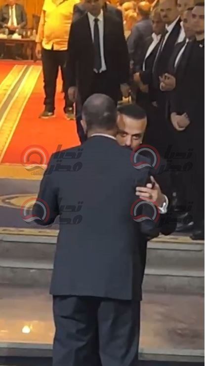 رغم تعبه.. محمود الخطيب يواسي محمد الجارحي في عزاء فقيد العائلة (صور) - الخليج الان