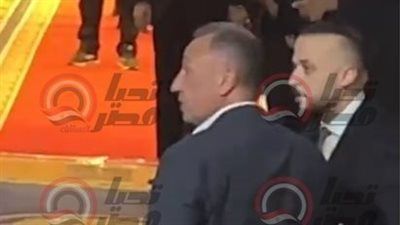 رغم تعبه.. محمود الخطيب يواسي محمد الجارحي في عزاء فقيد العائلة (صور) - الخليج الان