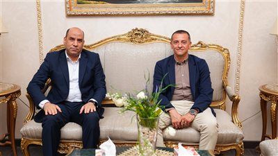 محافظ أسوان يستقبل وزير العمل بمطار أسوان استعدادًا لجولة ميدانية بـ3 محافظات في الصعيد - الخليج الان