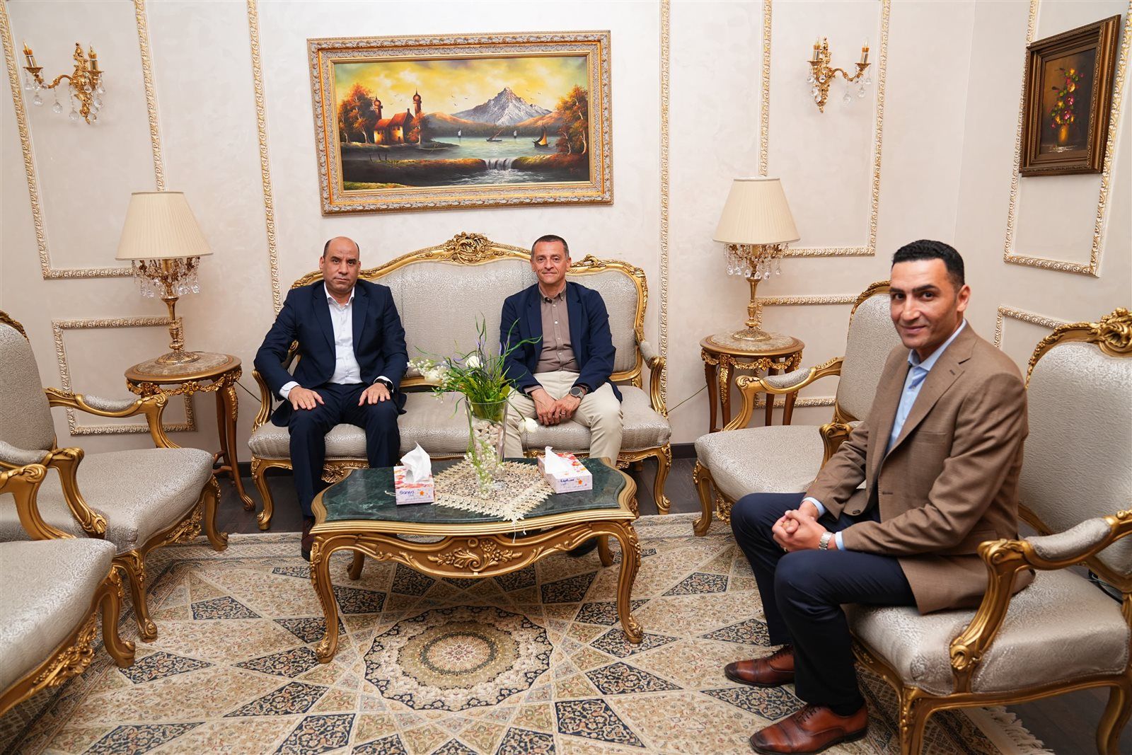 محافظ أسوان يستقبل وزير العمل بمطار أسوان استعدادًا لجولة ميدانية بـ3 محافظات في الصعيد - الخليج الان