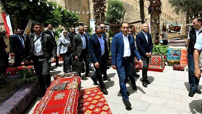 رئيس الوزراء يتفقد معرض الحرف التراثية بشارع المعز - الخليج الان