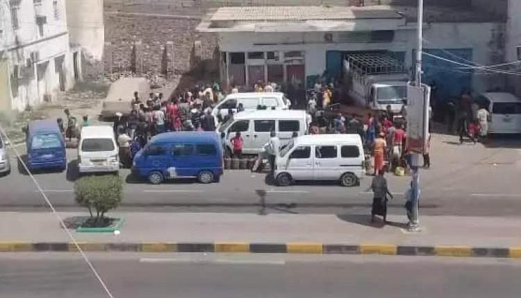 مع اقتراب عيد الأضحى.. أزمة خانقة للغاز في عدن واتهامات بالفساد والعشوائية في التوزيع