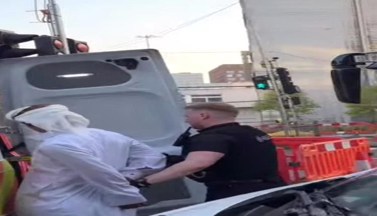 الشرطة البريطانية تداهم حديقة في مانشستر وتعتقل يمنيين يحملون سلاح ابيض