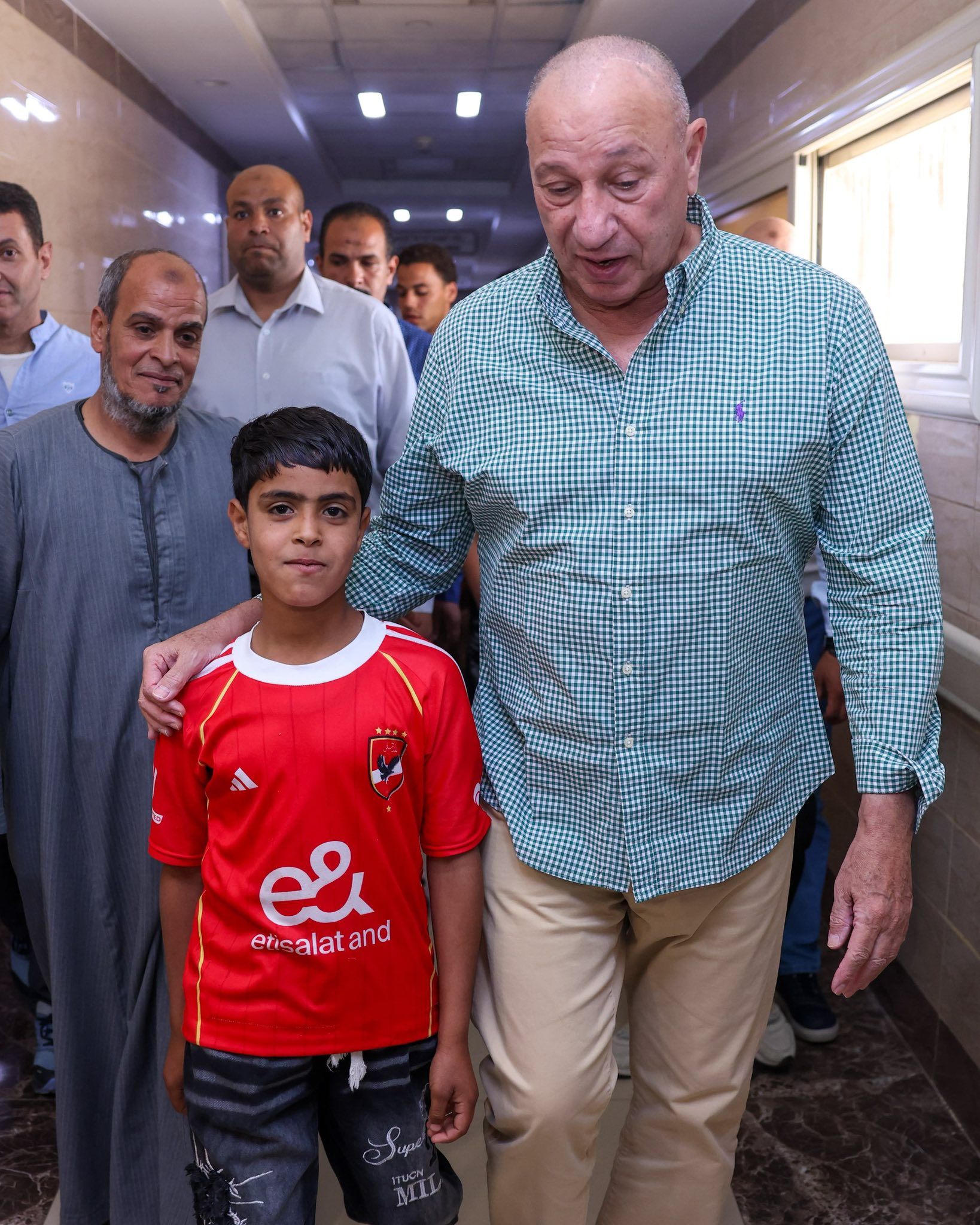 الخطيب يطمئن على تطورات الحالة الصحية لـ«مشجع الأهلي» بعد إصابته في مباراة القمة الأخيرة.. صور - الخليج الان